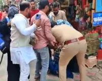 दूसरी शादी की खबर मिलते ही चौराहे पर पहुंची पहली पत्नी, पति पर बरसाए थप्पड़, पुलिस ने संभाला मोर्चा