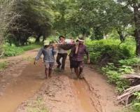 पटरी पहुंची, सड़क नहीं! जोबट के तड़वी फलिये में एक किलोमीटर रास्ते के लिए तरस रहे ग्रामीण, बारिश में खटिया ही बनती है एंबुलेंस