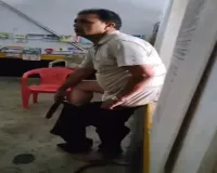Janjgir-Champa News: सरकारी स्कूल के हेडमास्टर पर बच्चों के सामने अशोभनीय हरकत का आरोप, छात्राओं की शिकायत के बाद पुलिस ने लिया हिरासत में, देखे वीडियो 