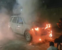 चलती सफारी में अचानक लगी आग, रेत डालकर लोगों ने बुझाई लपटें