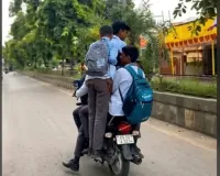 बिलासपुर की सड़कों पर ‘जान हथेली पर’! एक बाइक पर 5 छात्र, बिना हेलमेट स्टंट; VIDEO ने मचाया हड़कंप