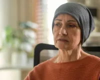 Cancer Treatment: कैंसर के इलाज के दौरान क्यों झड़ने लगते हैं बाल? जानें एक्सपर्ट की क्या है सलाह