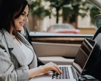Laptop Charging Tips: कार में लैपटॉप चार्ज करते समय भूलकर भी न करें ये गलतियां, कम हो सकती है बैटरी लाइफ