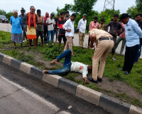 भूसे से भरे ट्रक ने बाइक को रौंदा, 25 मीटर तक घिसटती रही बुजुर्ग महिला, मौके पर दर्दनाक मौत