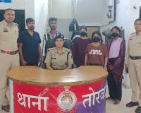तोरवा पुलिस की कार्रवाई, महिलाओं समेत पांच बदमाश गिरफ्तार, दो आदतन बदमाश भी शामिल