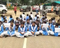 सूरजपुर में Gen-Alpha का गुस्सा! छात्रावास की छात्राएं सड़क पर उतरीं, भोजन की कमी का आरोप; अधीक्षिका हटाने की मांग, देखे वीडियो 