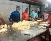 रक्षाबंधन से पहले धमतरी में मिठाइयों की जांच तेज, ‘बने खाबो, बने रहिबो 2.0’ अभियान शुरू; खोवा-बेसन मिठाई के सैंपल लैब भेजे