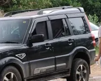 दिनदहाड़े थाने के सामने हमला, स्कॉर्पियो को गोलियों से भूना; 7 घायल, हमलावर फरार