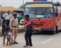 थाने के सामने नशेड़ी का हाईवोल्टेज ड्रामा: 3 मासूम बच्चों को हाईवे पर बैठाया, पुलिस से गाली-गलौज; घंटों चला हंगामा