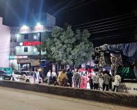 तोरवा में हरिओम अस्पताल: बिना स्थायी लाइसेंस अवैध भवन में चल रहा संचालन, बगल के शादी घर के शोर के बीच मरीजों का इलाज जारी