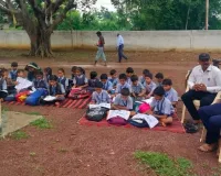 पेड़ के नीचे पढ़ाई को मजबूर सरकारी स्कूल के बच्चे, 3 साल से जर्जर भवन का इंतजार; अब ग्रामीणों ने खोला मोर्चा