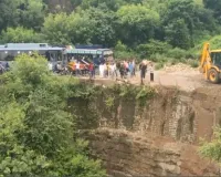 जम्मू-कश्मीर में बारिश बनी आफत! हाईवे पर पहाड़ का मलबा, सैकड़ों वाहन फंसे; बच्चों को कंधे पर लेकर स्कूल पहुंच रहे अभिभावक