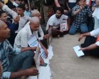 कवर्धा में पुलिस भर्ती पर हल्लाबोल! गृहमंत्री से तीखी बहस के बाद कार्यालय घेरा, CM साय से सीधी बातचीत पर अड़े अभ्यर्थी