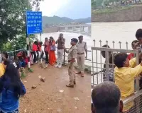 एक रील के लिए जिंदगी दांव पर! खूंटाघाट में खतरनाक बहाव के बीच पहुंचे लोग, पुलिस ने लगवाई उठक-बैठक