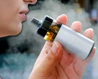 E-Cigarette and Lung Cancer: क्या ई-सिगरेट से भी हो सकता है लंग कैंसर? डॉक्टर ने बताया कितना खतरनाक है वेपिंग