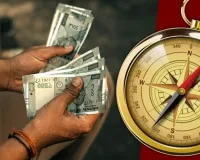 Vastu Tips for Money: पैसा आता है लेकिन टिकता नहीं? इन वास्तु मान्यताओं पर भी डालें एक नजर