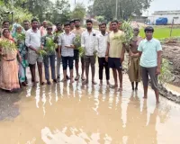 गड्ढों में सड़क नहीं, खिले कनेर के फूल! ग्रामीणों का अनोखा विरोध, बोले- ‘अब तो जिम्मेदारों की नजर पड़े’