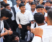 प्रदर्शन में शामिल होने से मना किया तो जूनियर छात्र की लात-घूंसों से पिटाई 