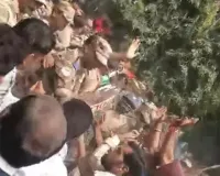 अस्पताल की इमारत ढही तो भड़का जनआक्रोश, SECL GM ऑफिस में तालाबंदी; नौकरी-मुआवजे पर आर-पार, देखे वीडियो 