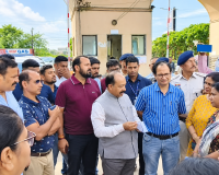 भूमि पूजन करने पहुंचे डिप्टी सीएम को मुख्य द्वार पर रोका, रहवासियों ने किया विरोध प्रदर्शन, प्राइवेसी और सुरक्षा को लेकर जताई आपत्ति