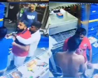 डिलीवरी बॉय को घेरा, थप्पड़-मुक्के बरसाए… दुर्ग में मारपीट का VIDEO वायरल, कांग्रेस नेता पर आरोप, FIR दर्ज 
