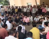 30 से ज्यादा कर्मचारी, चलती बस में आग और फिर आक्रोश! महानदी भवन के बाहर कर्मियों का हल्लाबोल