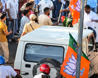नगांव में पूर्व सीएम बघेल और गोगोई के काफिले पर पथराव, कार पर फेंकी एसिड की बोतल, चुनावी प्रचार में मचा बवाल