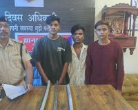 पुरानी रंजिश में युवक पर जानलेवा हमला, तीन आरोपी गिरफ्तार, लोहे के पाइप समेत अन्य हथियार जब्त