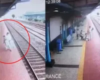 बच्चों की चीख सुन दौड़ा स्टेशन मास्टर, ट्रेन के सामने जाने से चंद सेकेंड पहले महिला को बचाया; CCTV में कैद हुआ पूरा घटनाक्रम
