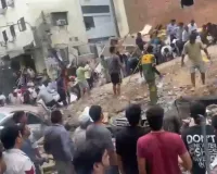 Delhi Building Collapse: सत्य निकेतन में भरभराकर गिरी 50 साल पुरानी इमारत, 6 मौतों से मचा हड़कंप; PG मालिक पर FIR, रेस्क्यू ऑपरेशन जारी