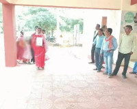 Sakti News: 5वीं की छात्रा का शिक्षक पर बैड टच का आरोप, कॉपी चेक करते समय गलत तरीके से छूने की शिकायत; DEO ने दिए जांच के निर्देश