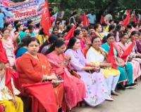 सीनियर डी के खिलाफ लोको पायलटों का बढ़ा गुस्सा, घर की चौखट से निकलकर परिवार उतरा सड़क पर  