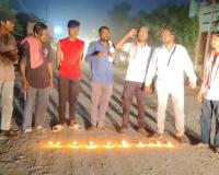 सड़क की बदहाली पर अनोखा विरोध! धमतरी में गड्ढों के बीच दीये जलाकर अधिकारियों को जगाने निकली छत्तीसगढ़िया क्रांति सेना