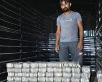 पिकअप के गुप्त चेंबर में छिपे थे 4 करोड़ रुपये, आधी रात पुलिस की कार्रवाई से मचा हड़कंप