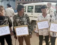गांव में हथियार लेकर दबंगई पड़ी भारी, पुलिस ने चार युवकों को तख्तियां पहनाकर कराया पैदल भ्रमण