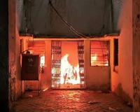 अटल आवास में देर रात आग का तांडव, जान बचाने छत से कूदे लोग, 5 बाइक जलकर राख