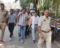 अतिक्रमण हटाने पहुंची निगम की टीम से भिड़ गया दुकानदार, बलिदानी स्मारक के पास हंगामा