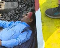 15 घंटे ड्यूटी के साथ जिंदगी खत्म.... घर लौटने निकला लोको पायलट, ट्रेन से गिरा और खो दिए दोनों पैर  