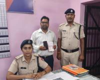 रेलवे कर्मचारी बना ‘कमीशन एजेंट’! आरक्षण केंद्र से टिकट दलाली का खुलासा, 74 हजार के 14 टिकट मिले