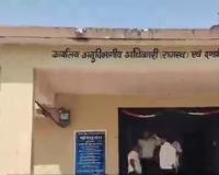 कुरुद एसडीएम दफ्तर में घूस लेते बाबू गिरफ्तार: जमीन के काम के लिए मांगे थे 10 हजार, एसीबी ने रंगे हाथों दबोचा