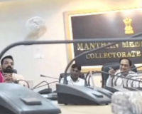 ‘टीचर नहीं हैं तो कहां से लाएं?’ छात्राओं के सवालों पर भड़के कलेक्टर, छात्राओं और अधिकारियों के बीच तीखी बहस का वीडियो वायरल