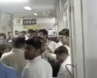 अस्पताल का वार्ड बना रणभूमि! डॉक्टर-गार्ड और मरीज के अटेंडर में भिड़ंत, मारपीट का VIDEO वायरल
