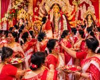 मातारानी की विदाई पर सिंदूर से रंग जाते हैं चेहरे, जानिए सिंदूर खेला की इस परंपरा का रहस्य 