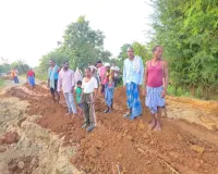 Kondagaon News: शिविर से पहले सड़क चमकाने की कोशिश? गड्ढे में डाली मुरुम, लेकिन सड़क किसकी है इस पर विभाग मौन