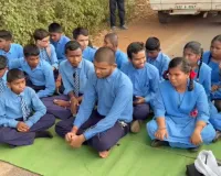 Jagdalpur News: शिक्षक और भोजन की समस्या से परेशान दिव्यांग छात्र सड़क पर उतरे, चटाई बिछाकर किया प्रदर्शन