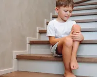 बच्चे के पैरों में बार-बार होता है दर्द? माता-पिता न करें नजरअंदाज, इन लक्षणों पर दें खास ध्यान