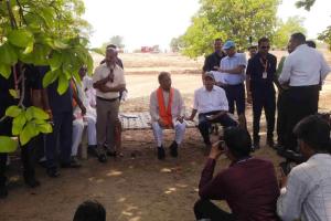 मुख्यमंत्री साय का मुलेर गांव दौरा: इमली के पेड़ तले चौपाल, ग्रामीणों से सीधे संवाद