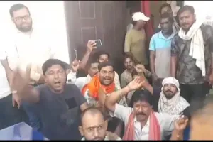 बिलासपुर में अघोषित बिजली कटौती से नाराज लोगों का फूटा गुस्सा, बिजली ऑफिस का घेराव कर किया हंगामा