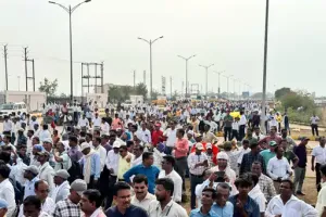 छत्तीसगढ़ सरकार ने 10 हजार स्कूलों के युक्तियुक्तकरण का दिया आदेश, हजारों शिक्षको ने सरकार के खिलाफ मंत्रालय का किया घेराव और प्रदर्शन