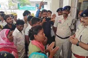 दिनदहाड़े शिक्षिका के अपहरण और जलाने की कोशिश, आरोपियों की गिरफ्तारी के बाद ग्रामीणों ने की फांसी की मांग